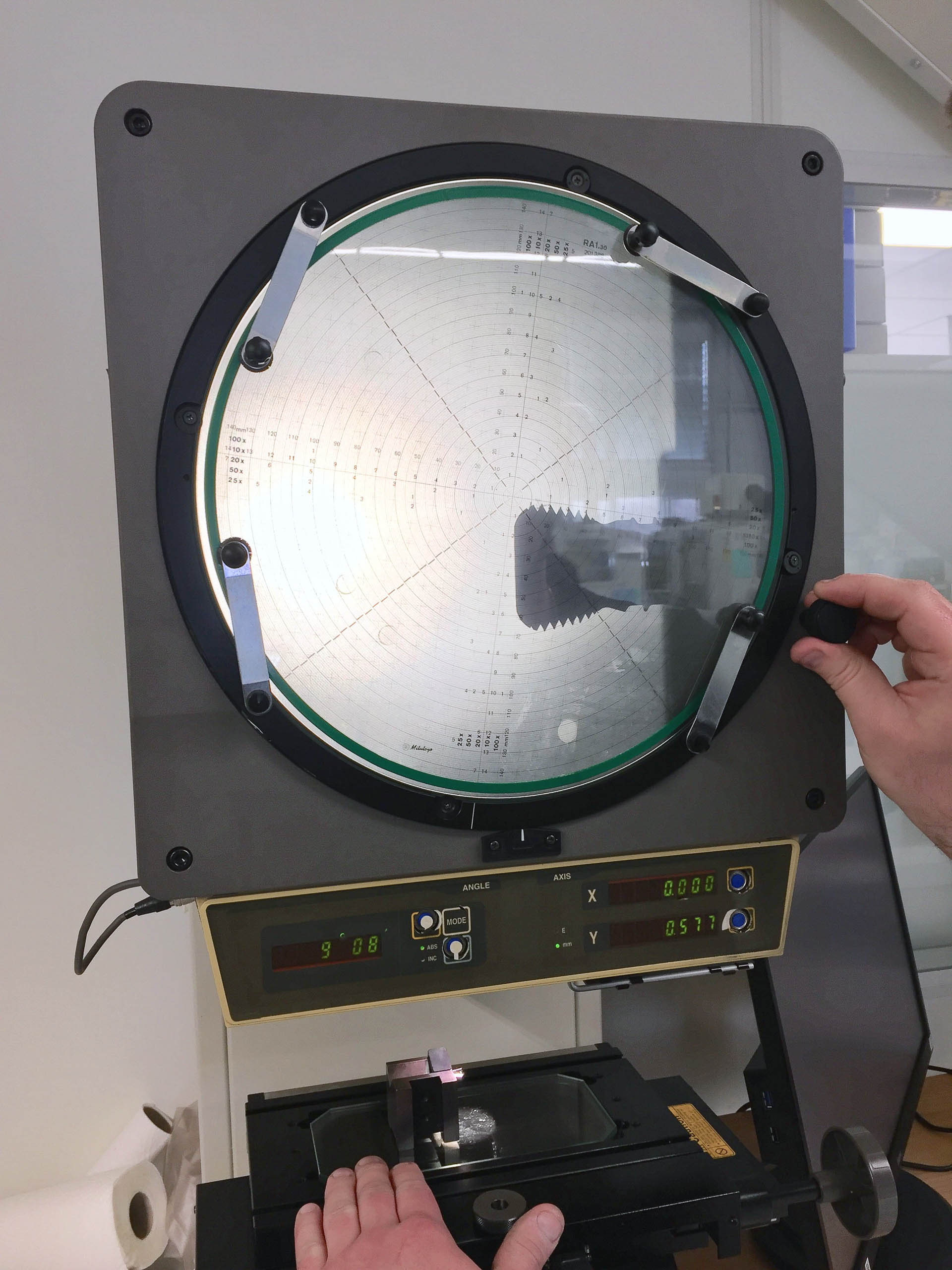 Projektor_Gewindeprüfung